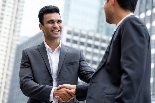What body postures are to be avoided while building rapport